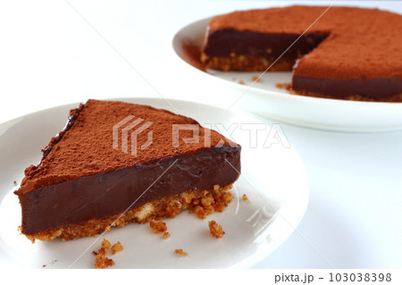 カットされたクッキー生地の生チョコタルト 103038398