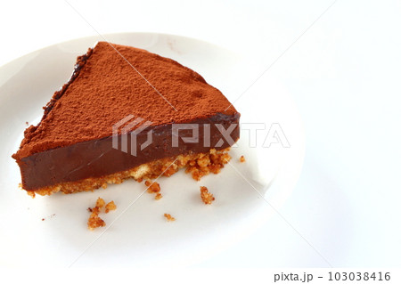 カットされたクッキー生地の生チョコタルト 103038416