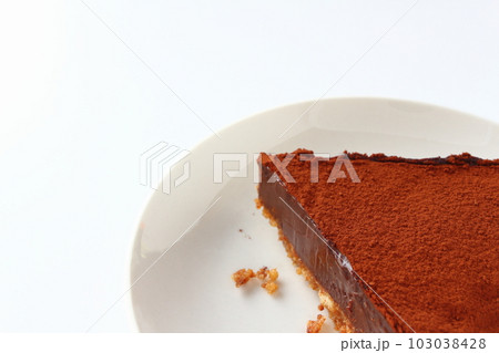 カットされたクッキー生地の生チョコタルト 103038428