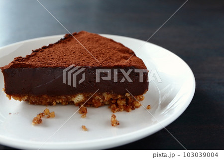 カットされたクッキー生地の生チョコタルト 103039004