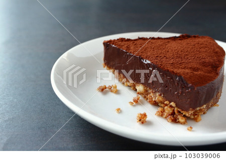 カットされたクッキー生地の生チョコタルト 103039006