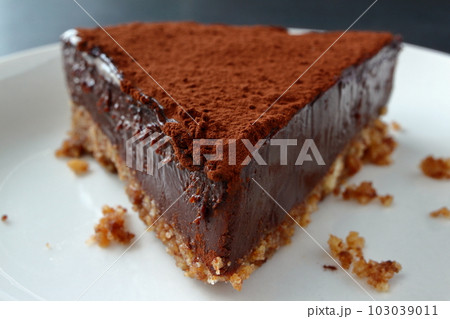 カットされたクッキー生地の生チョコタルト 103039011