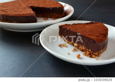 カットされたクッキー生地の生チョコタルト カットされたクッキー生地の生チョコタルト 103039020