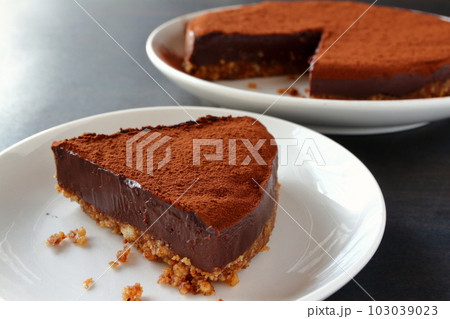カットされたクッキー生地の生チョコタルト カットされたクッキー生地の生チョコタルト 103039023