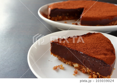 カットされたクッキー生地の生チョコタルト カットされたクッキー生地の生チョコタルト 103039024