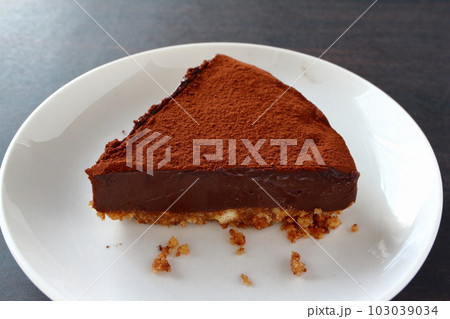 カットされたクッキー生地の生チョコタルト カットされたクッキー生地の生チョコタルト 103039034