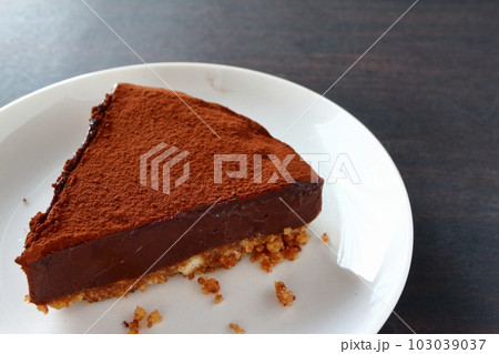 カットされたクッキー生地の生チョコタルト カットされたクッキー生地の生チョコタルト 103039037
