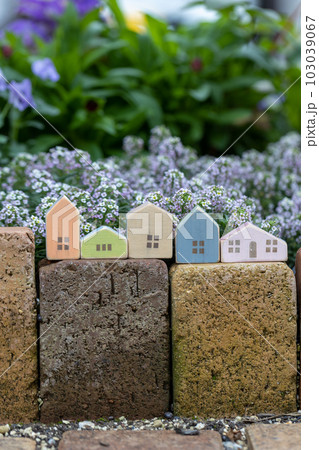 可愛い木製のおうちのオブジェ 103039067