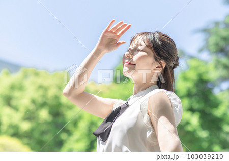 太陽の光を気にする若い女性 103039210