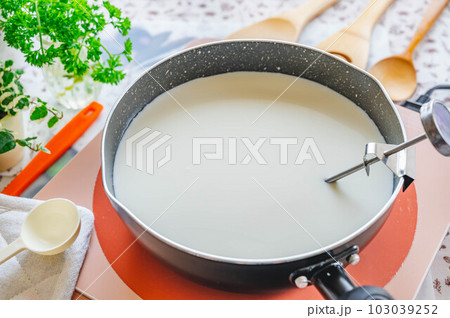 牛乳を温める 103039252