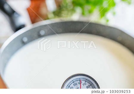 温めた牛乳に酢を入れる温度 103039253