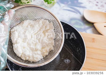 ザルでこす ザルでこす 103039256
