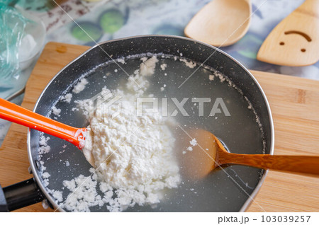 熱湯で練りあげる 103039257