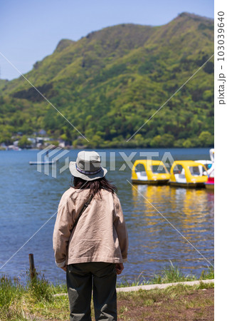 初夏の榛名湖を眺める女性 103039640