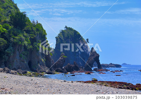 伊豆半島・南伊豆・逢ヶ浜(おうのはま)のランドマーク、海老の形に見えるエビ穴・静岡県南伊豆町(2) 103039875