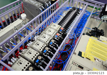 制御盤の中身 配線作業 制御盤の中身 配線作業 103042123