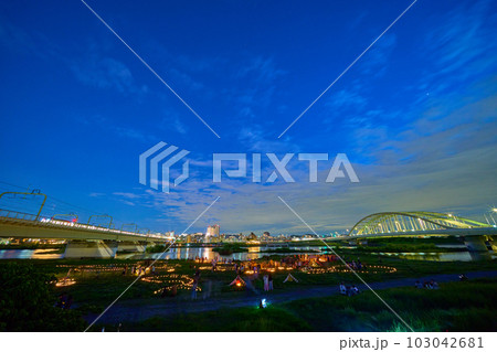 夜の東京都狛江市東和泉から川崎市多摩区登戸方面を見る 103042681