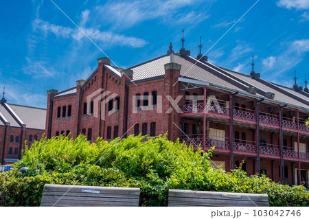 横浜赤レンガ倉庫とみなとみらいの風景　みなとみらいとランドマークタワー　商業施設 103042746