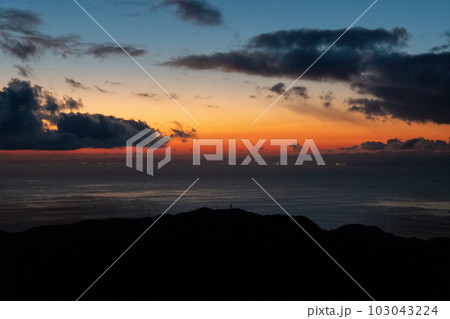 伊豆山稜線歩道宇久須峠の夕日 伊豆山稜線歩道宇久須峠の夕日 103043224