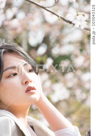 桜と女性 103043328