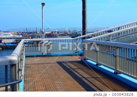 歩道橋の風景 103043826