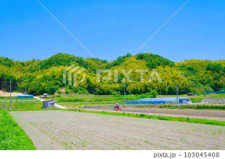 【大阪府】6月・高齢化が進む農業、トラクターで農作業をする高齢者 103045408