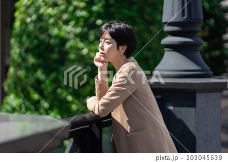 ビジネス　OL　若い女性 103045639