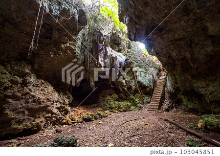 沖縄、伊良部島の知られぜるパワースポット「ヌドクビアブ」 103045851