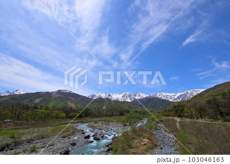 《長野県》春の白馬村　残雪の白馬三山と新緑の松川 103046163