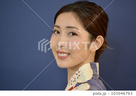 浴衣を着た若く美しい微笑む女性 浴衣を着た若く美しい微笑む女性 103046763