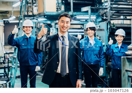 グッドサインをする営業マンと工場労働者 103047126