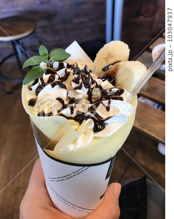 ミントの飾りのあるチョコバナナクレープ 103047937