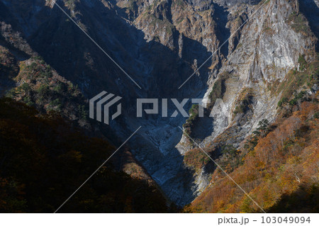 谷川岳の一ノ倉沢の紅葉 103049094