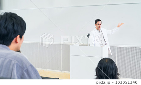 講堂で講義する外国人講師 講堂で講義する外国人講師 103051340