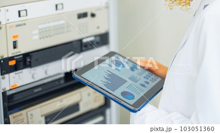 タブレットを持って電子機器を操作するエンジニア 103051360