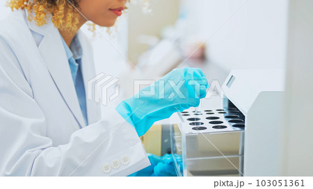 実験機器を使う外国人女性科学者 実験機器を使う外国人女性科学者 103051361