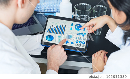 研究室でタブレットのデータを見る研究者 研究室でタブレットのデータを見る研究者 103051389