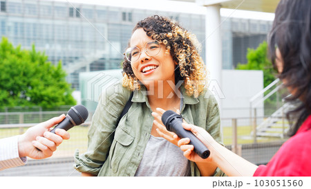 インタビューを受ける外国人女性 インタビューを受ける外国人女性 103051560