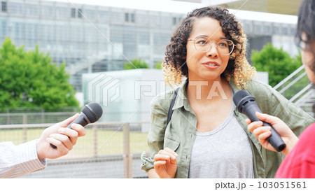 インタビューを受ける外国人女性 103051561