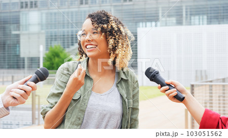 インタビューを受ける外国人女性 103051562