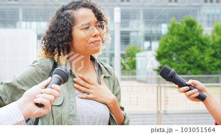 インタビューを受ける外国人女性 103051564