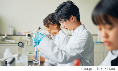 研究室で実験する多国籍研究者グループ 研究室で実験する多国籍研究者グループ 103051608