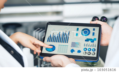 研究室でタブレットのデータを見る研究者 103051616