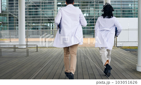 白衣を着て走る多国籍グループ 白衣を着て走る多国籍グループ 103051626