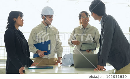 ビル内で会議する多国籍エンジニアとビジネスパーソンのグループ ビル内で会議する多国籍エンジニアとビジネスパーソンのグループ 103051630