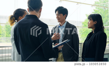 ロビーで会話する多国籍ビジネスグループ 103051650