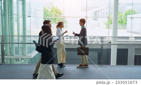 ロビーで会話する多国籍ビジネスグループ ロビーで会話する多国籍ビジネスグループ 103051673