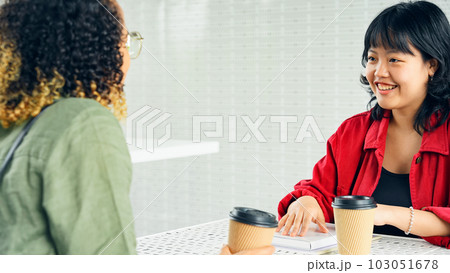 外国人女性と会話するアジア人女性 103051678