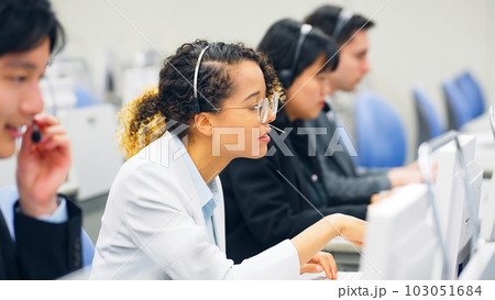 オフィスで仕事する多国籍グループ 103051684