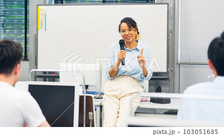 教室で授業する外国人教師 103051685